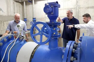 Ναυλώνουν υδροφόρα πλοία για δυο σταγόνες νερού...